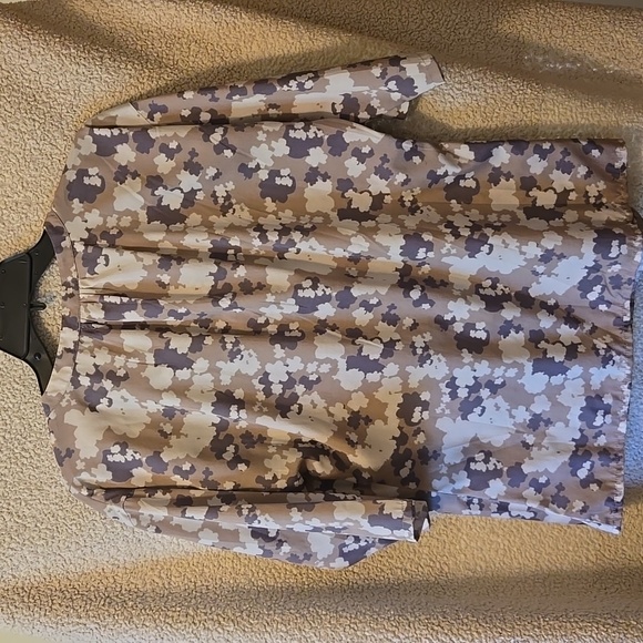Banana Republic Patterned Top. Grey And Tan With Sleeves To The Elbow. - Picture 6 of 6